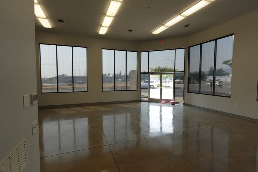 More Photos Of 6010-6012 E Trent Ave, Spokane Showroom For Lease
