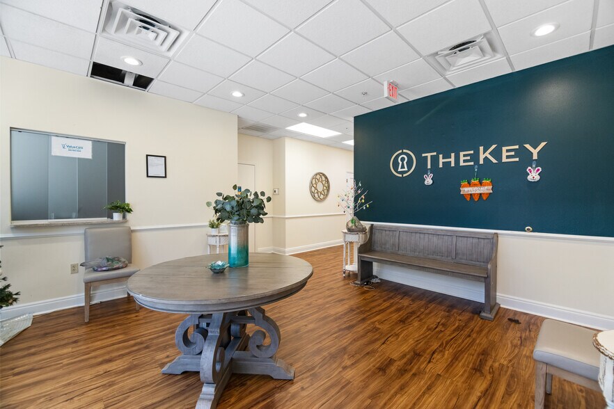 More Photos Of 7100 S Beneva Rd, Sarasota Office For Lease