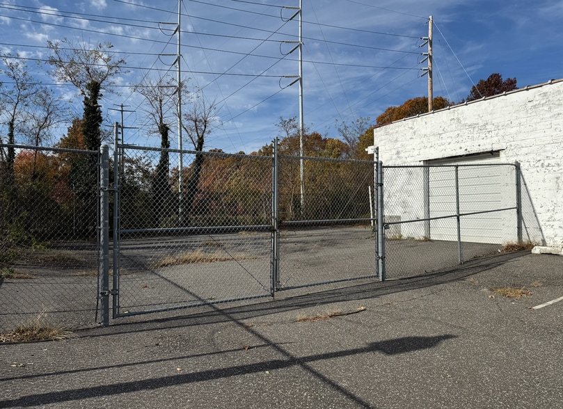 More Photos Of 70-72 Jayne Blvd, Port Jefferson Station Freestanding For Lease