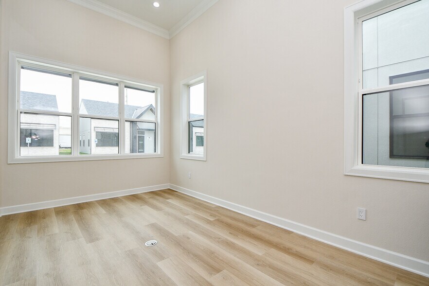 More Photos Of 1325 Main St, Katy Office For Lease