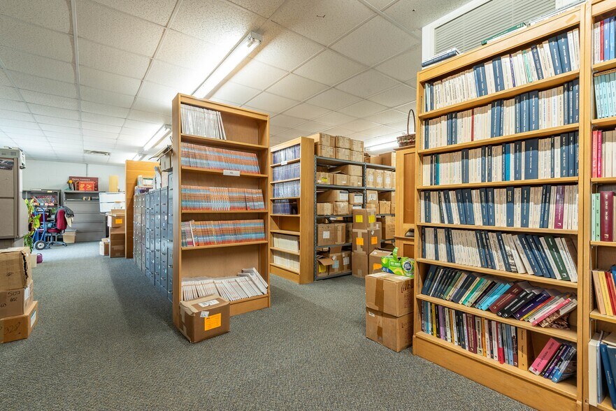 More Photos Of 1430 Willis Dr, Bloomington Warehouse For Sale