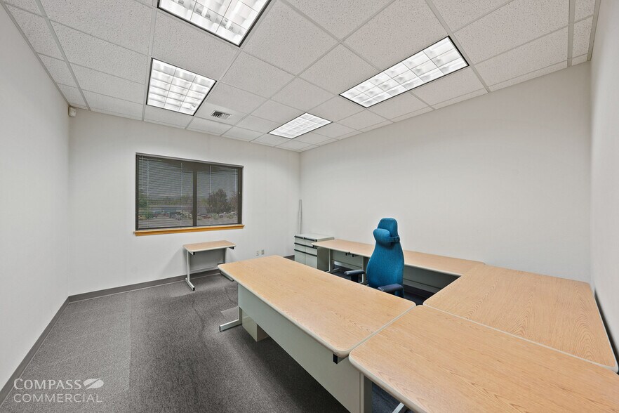 More Photos Of 720 SE Business Way, Bend Warehouse For Sale