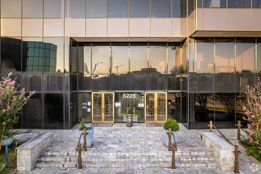 More Photos Of 5225 Katy Fwy, Houston Office For Lease