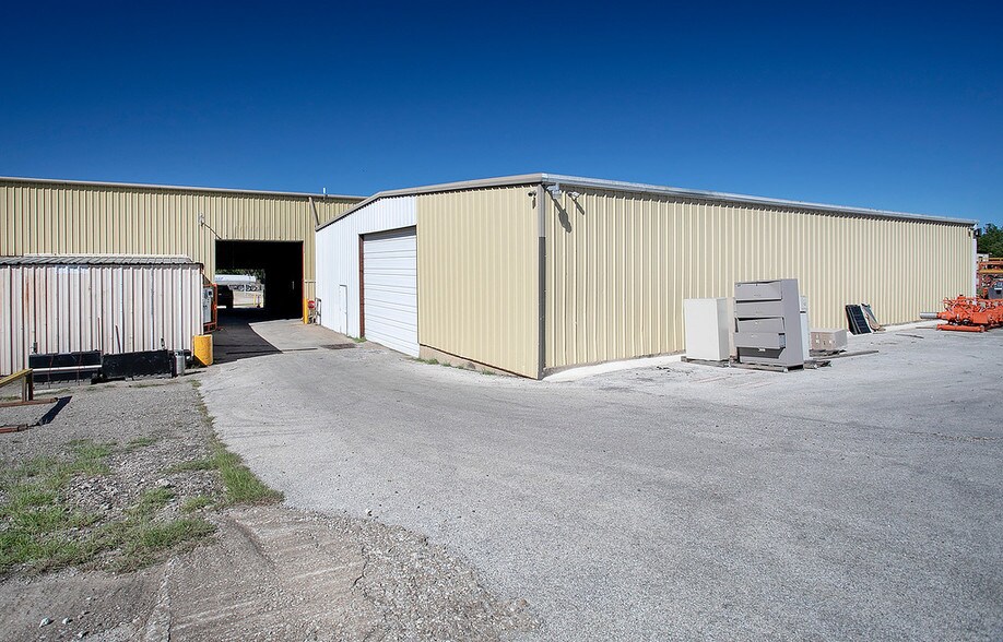 More Photos Of 6031 Fm 2767, Tyler Warehouse For Lease