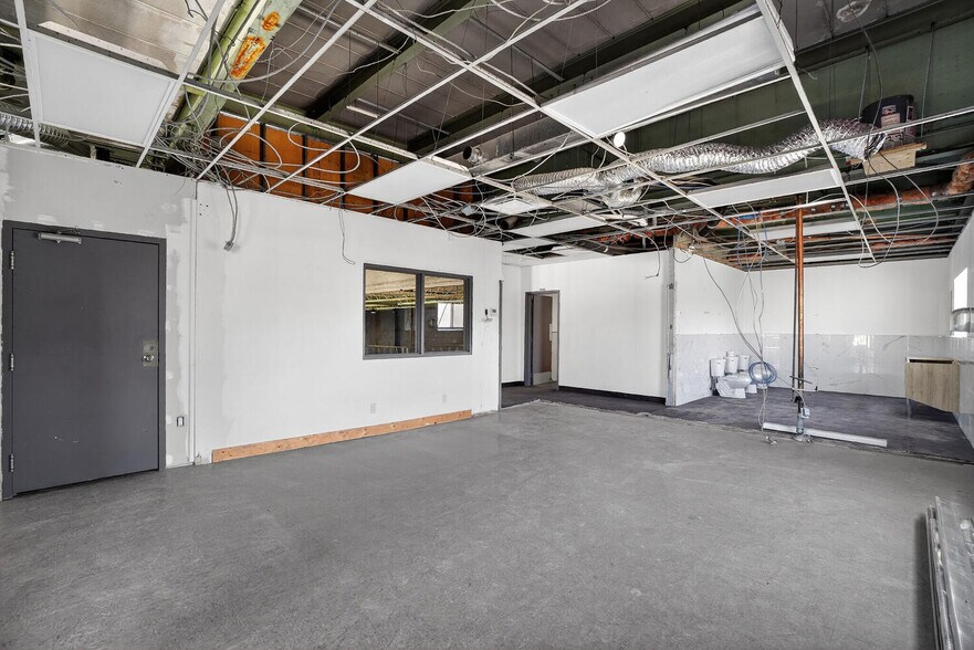 More Photos Of 3901 Rue Bannantyne, Verdun General Retail For Lease