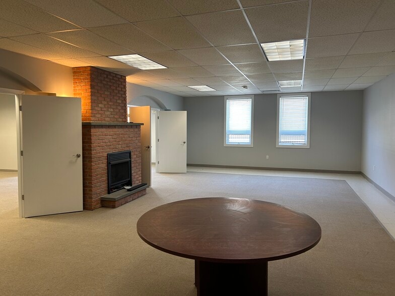 More Photos Of 86 Payne Rd, Danbury Warehouse For Lease