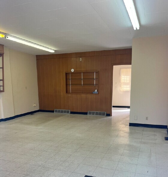 More Photos Of 2412-2414 Edmonton Trl NE, Calgary Storefront For Sale