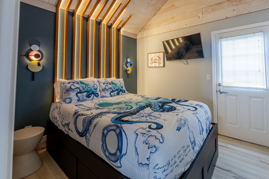 More Photos Of 105 S 6th Ave, Rockaway Beach Hotel For Sale