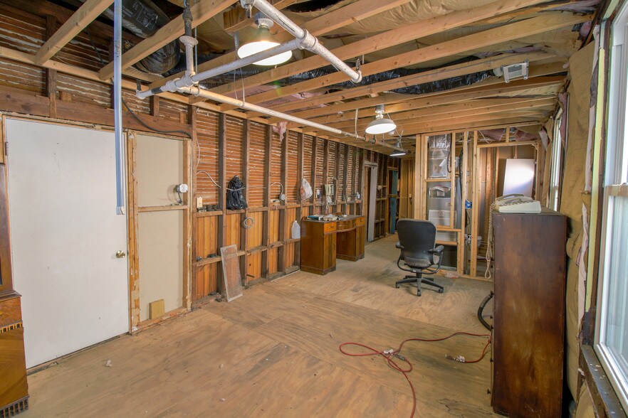More Photos Of 620-626 Franklin Ave, Essex Warehouse For Sale
