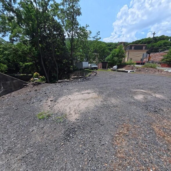 More Photos Of 215 Mauch Chunk St, Pottsville Flex For Sale