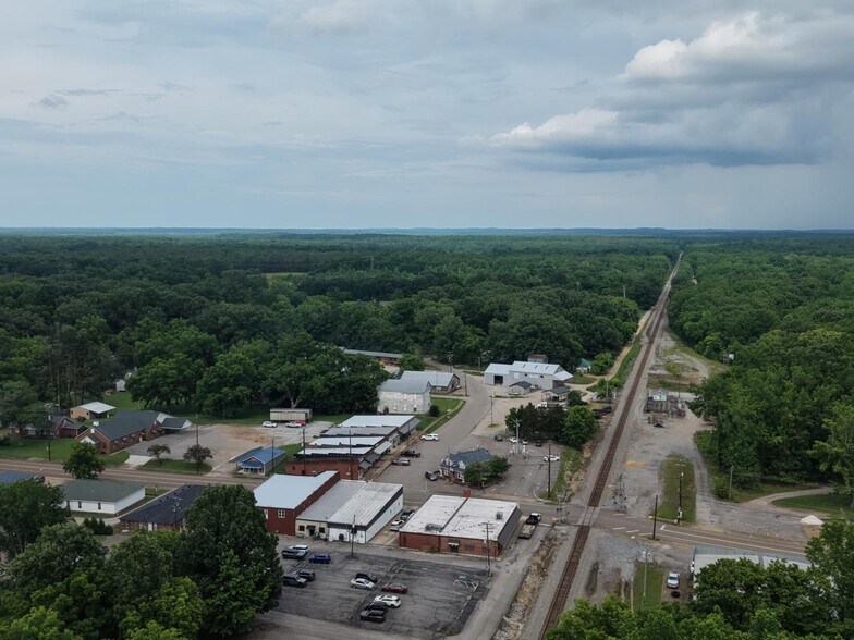 Primary Photo Of 114 Dogwood Ave, Middleton Auto Repair For Sale