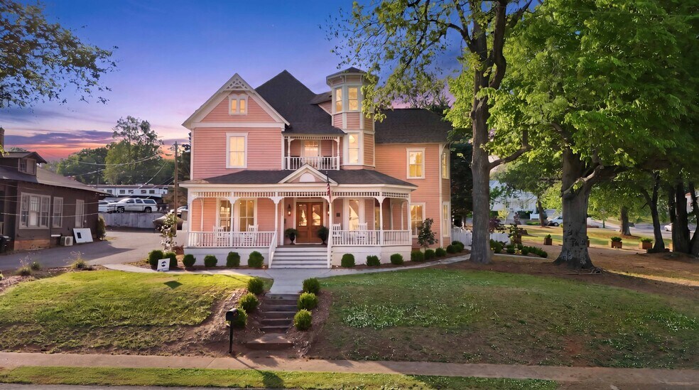 More Photos Of 320 Blount Ave, Guntersville Specialty For Sale