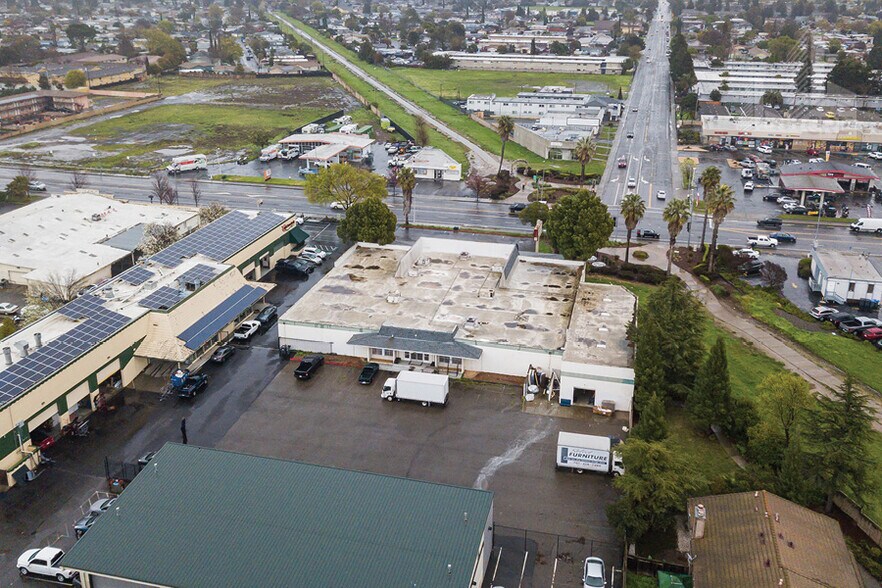 More Photos Of 2001 N Texas St, Fairfield Showroom For Sale