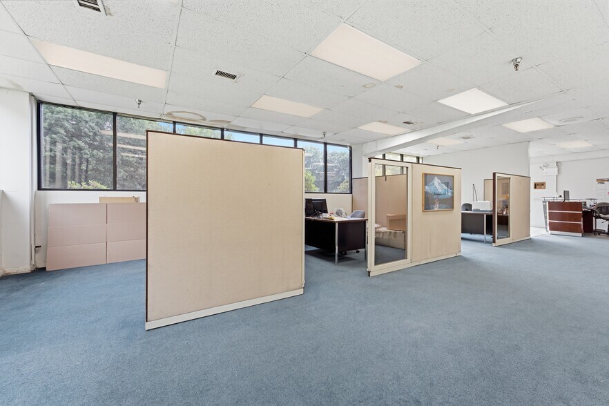More Photos Of 7 First St, Palmer Warehouse For Lease
