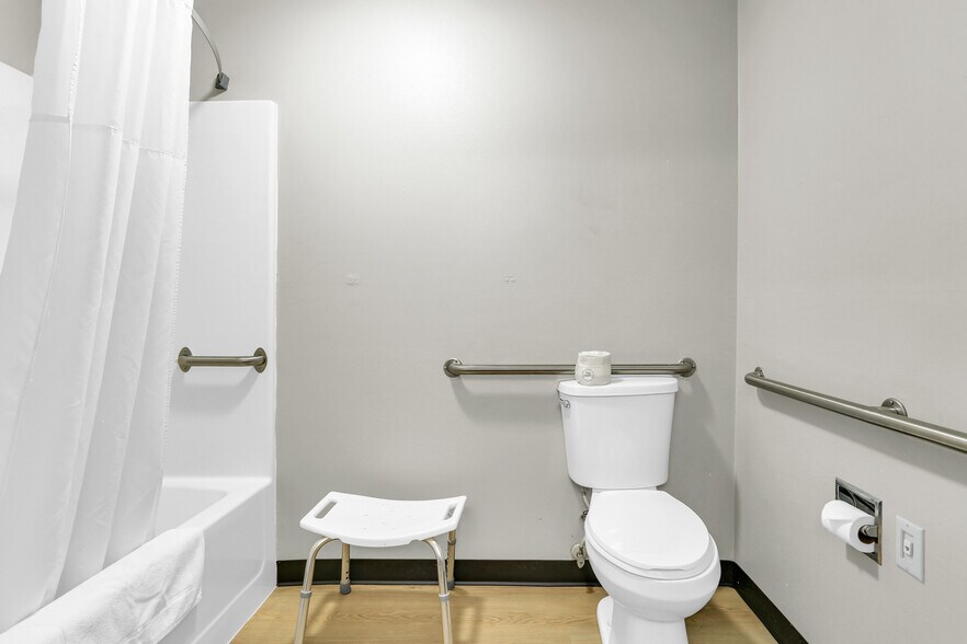 More Photos Of 630 W Main St, El Paso Hotel For Sale