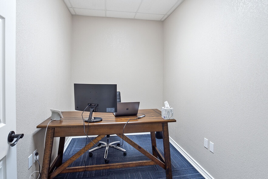 More Photos Of 6724 Paluxy Dr, Tyler Office For Lease