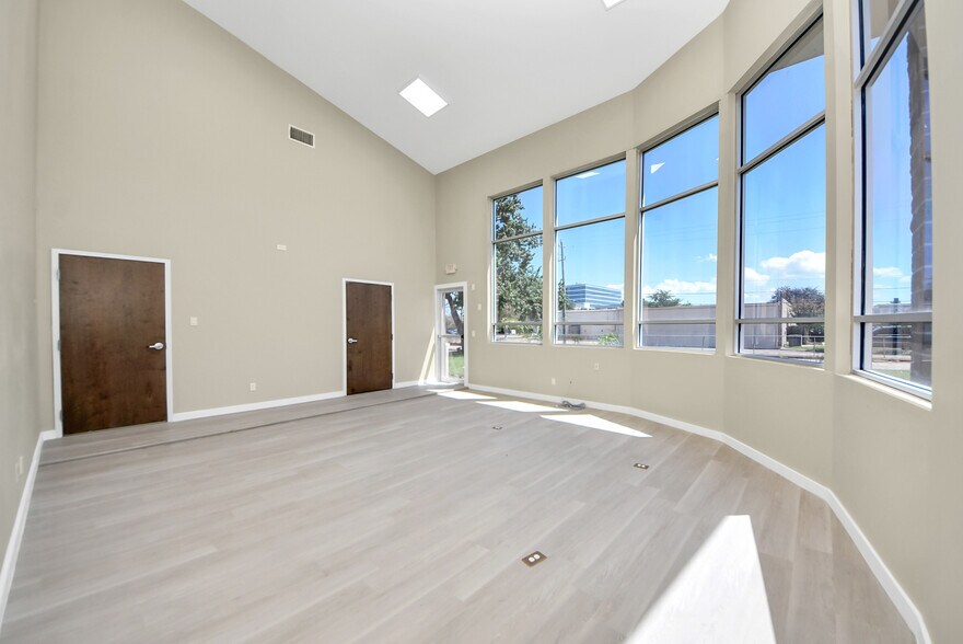 More Photos Of 1563 Live Oak St, Webster Office For Sale