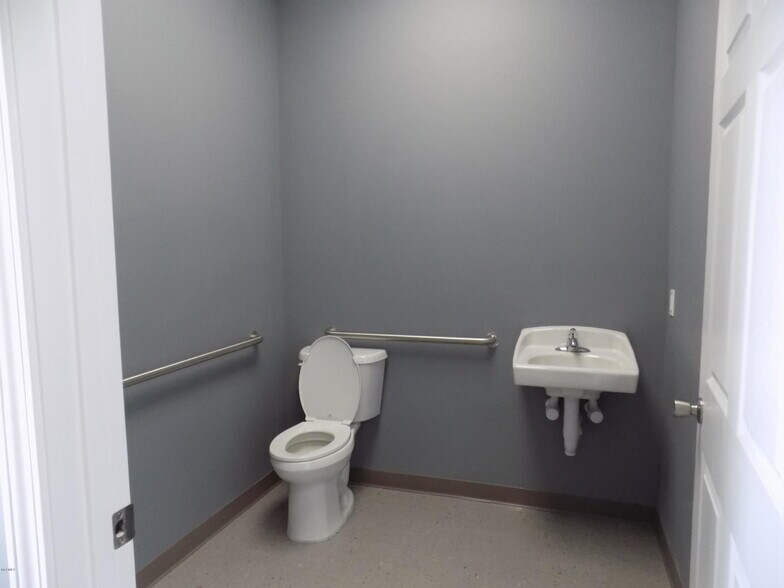 More Photos Of 1575 W Central Ave, Wiggins Office For Sale