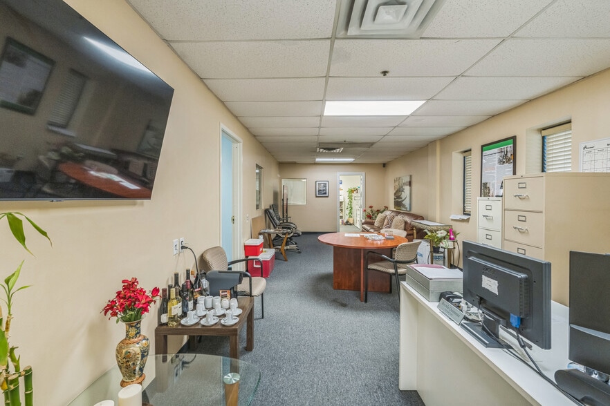 More Photos Of 175 Commerce Dr, Hauppauge Research And Development For Lease