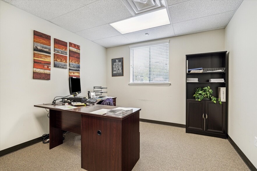 More Photos Of 1702 Townhurst Dr, Houston Office For Lease