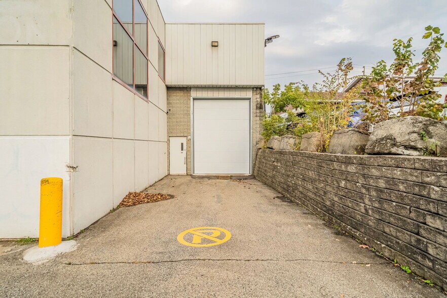 More Photos Of 4811-4819 Boul Saint-Charles, Montréal General Retail For Lease