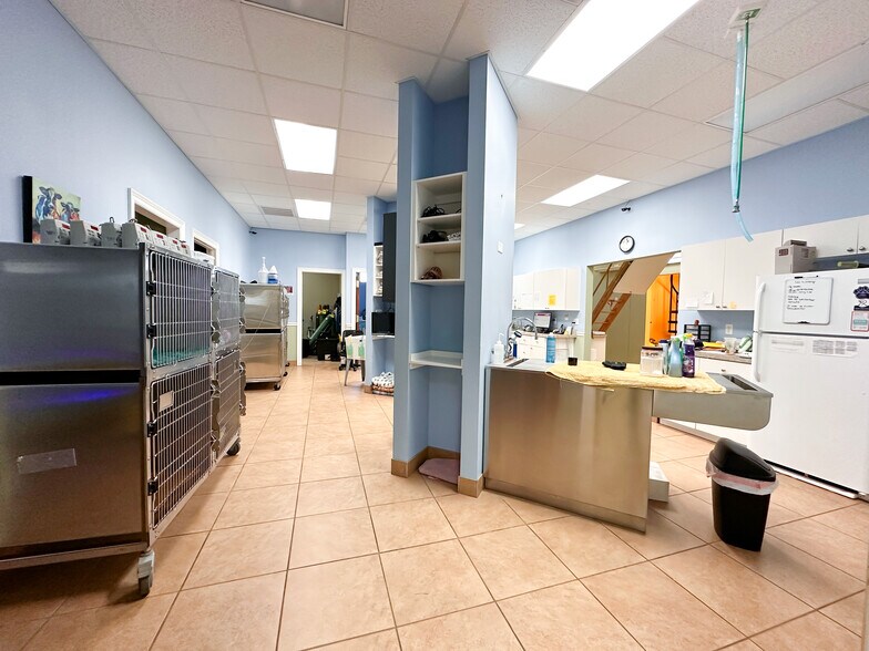 More Photos Of 6580 69th St, Vero Beach Veterinarian Kennel For Sale