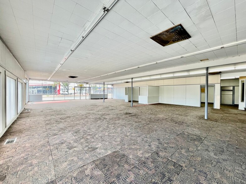 More Photos Of 7833 W Colfax Ave, Lakewood Auto Dealership For Lease