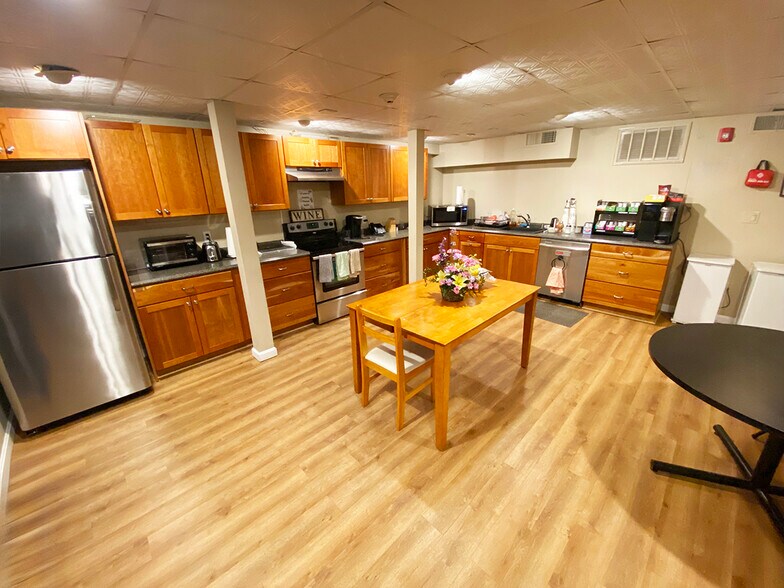 More Photos Of 1838 Elm St, Manchester Office For Sale
