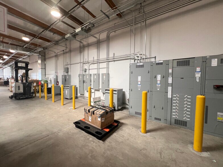 More Photos Of 21123 Nordhoff St, Chatsworth Warehouse For Lease