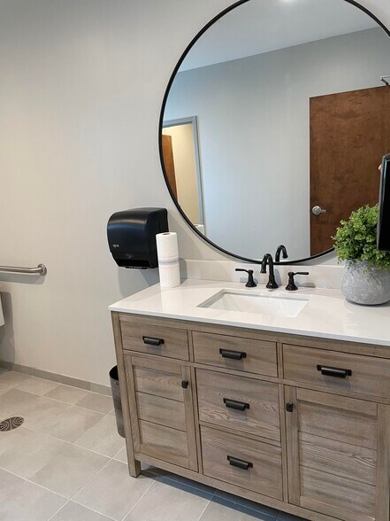 More Photos Of 1914 W Morehead St, Charlotte Office For Sale