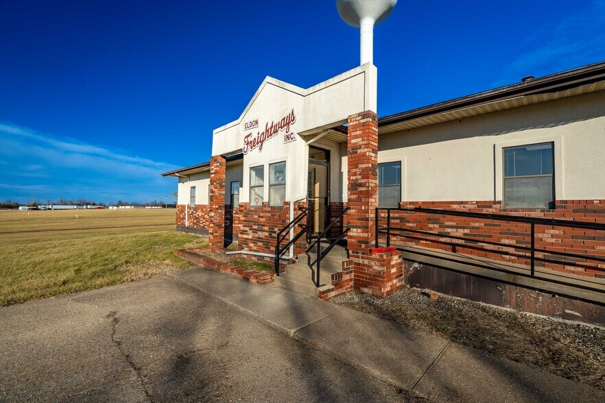 More Photos Of 604 Industrial Park Dr, Eldon Office For Sale