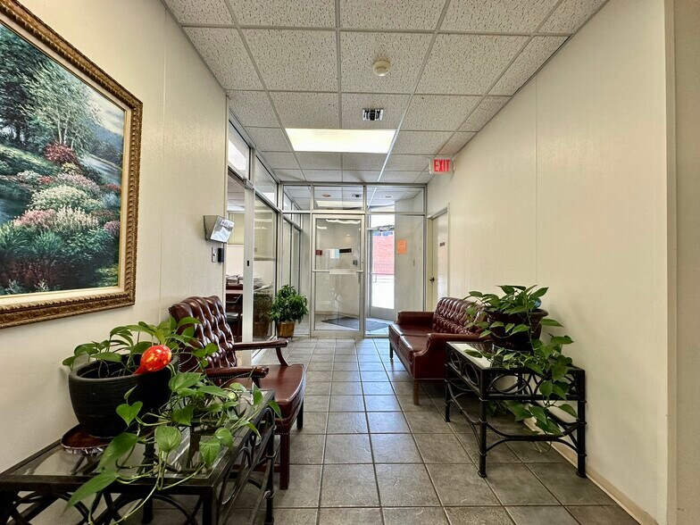 More Photos Of 705 Lamar St, Wichita Falls Office For Sale