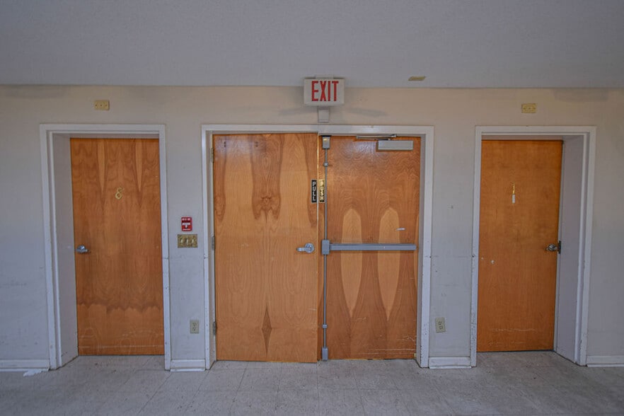 More Photos Of 182 Roberts St W, Salley Medical For Sale