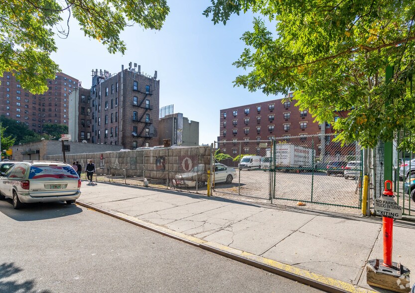 More Photos Of 228-246 E 122nd St, New York Parking Lot For Lease