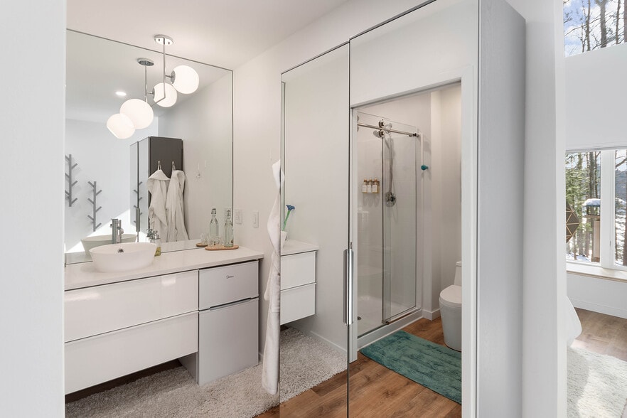 More Photos Of 7103 Lake View Rdg, Lake Ann Hospitality For Sale