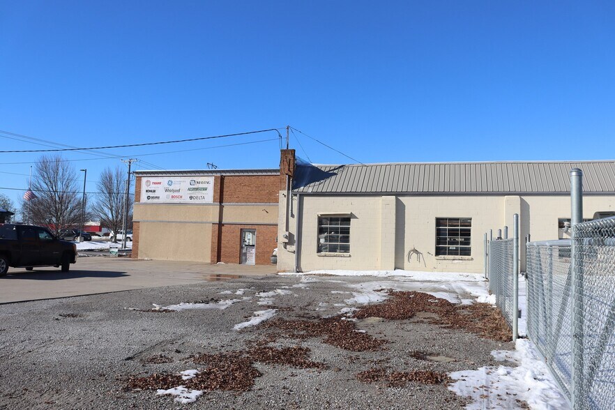 More Photos Of 205 E Green St, Clinton Storefront For Sale