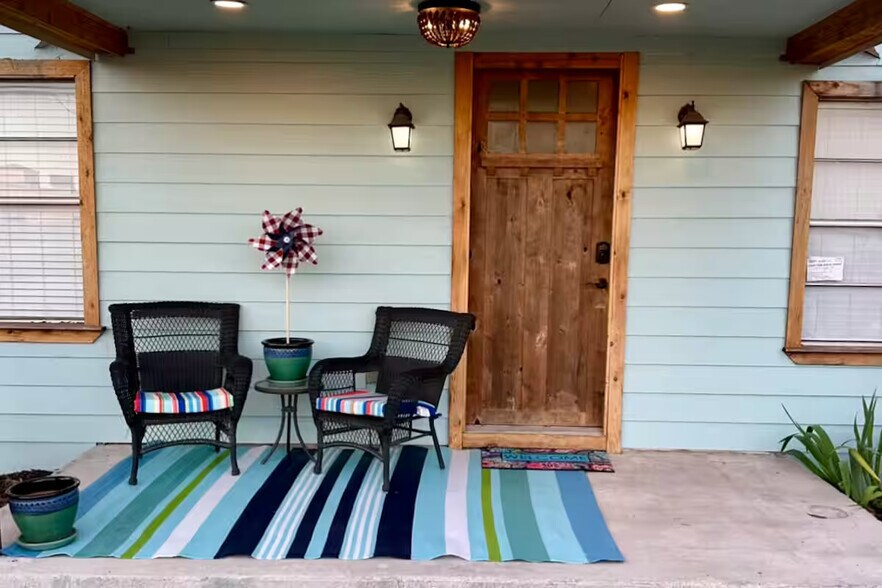 Primary Photo Of 747 Oasis St, New Braunfels Storefront Retail Residential For Sale