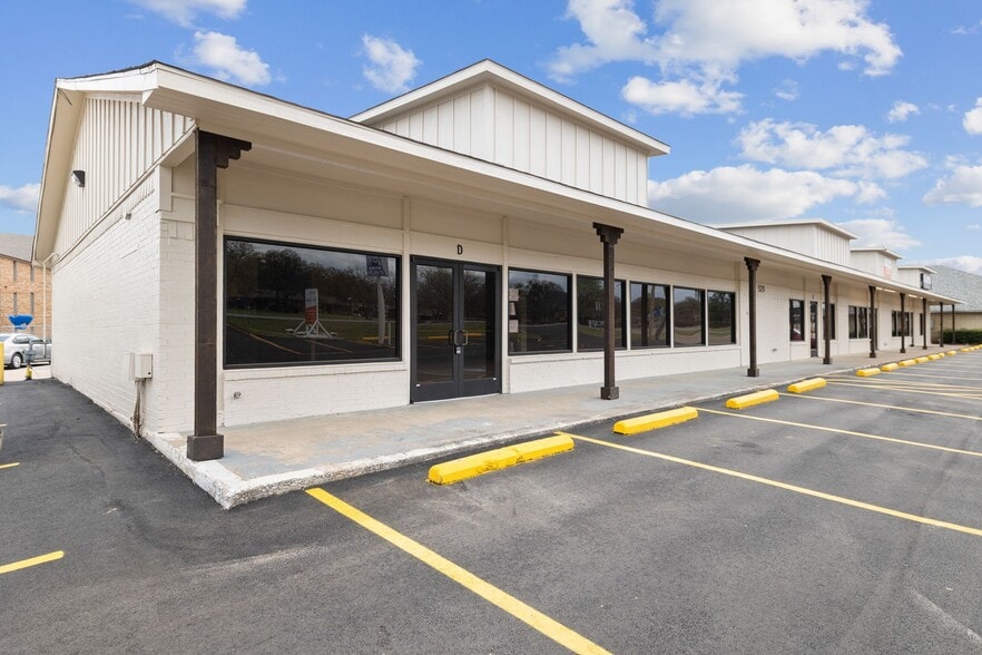 Primary Photo Of 520 N Broadway St, Joshua Storefront Retail Office For Lease