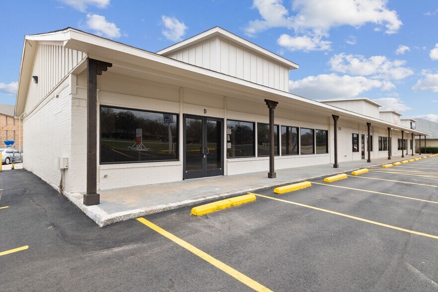 More Photos Of 520 N Broadway St, Joshua Storefront Retail Office For Lease