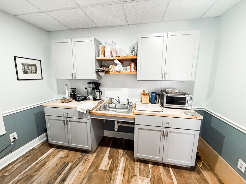 More Photos Of 146 S Lakeview Dr, Gibbsboro Office For Sale