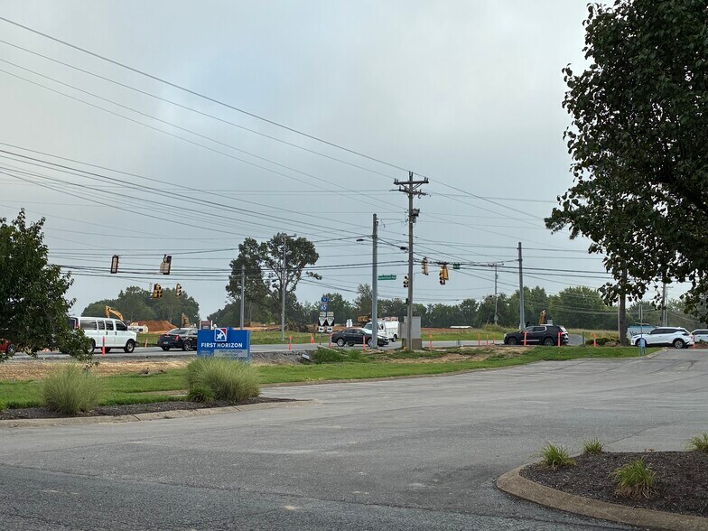 More Photos Of 2904 US 31 W, White House General Retail For Lease