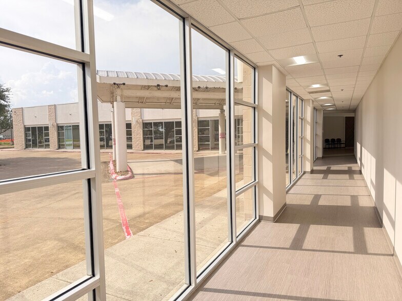 More Photos Of 1010 W Baker Rd, Baytown Medical For Lease