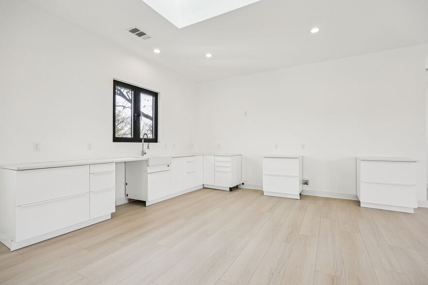 More Photos Of 446 Tyler St, Dallas Office For Sale