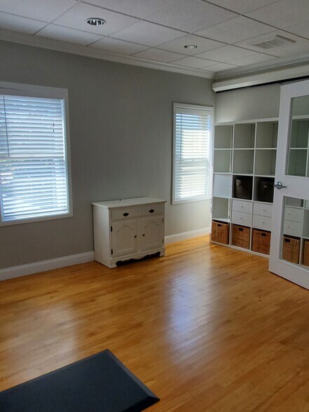 More Photos Of 7 Main St, North Kingstown Storefront Retail Office For Lease