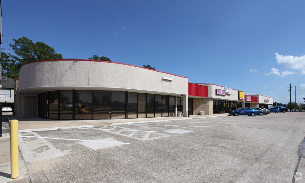 More Photos Of 813-823 N I-45, Conroe Unknown For Lease