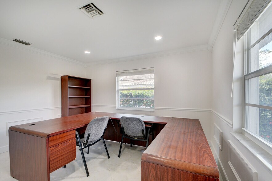 More Photos Of 830 N Federal Hwy, Lake Worth Office For Lease