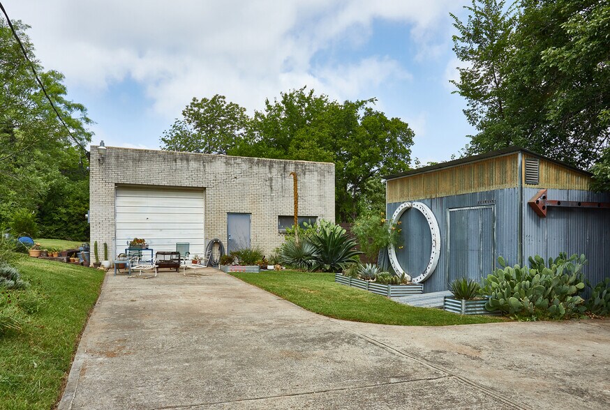 Primary Photo Of 2003 Brundrette, Dallas Warehouse For Lease