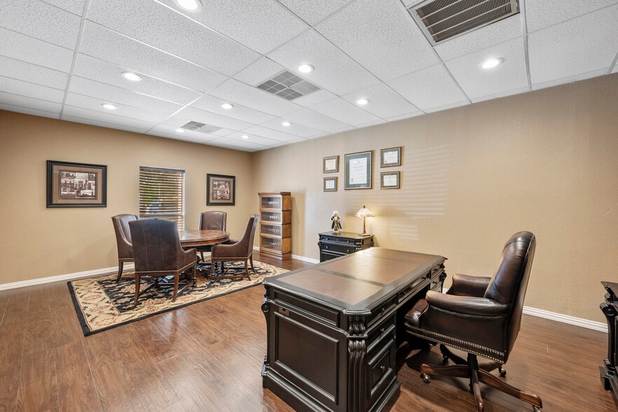 More Photos Of 2313 Roosevelt Dr, Dwg Office For Sale
