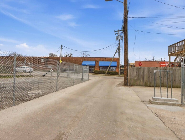 More Photos Of 2517 Washington Blvd, Baltimore Storefront Retail Residential For Sale