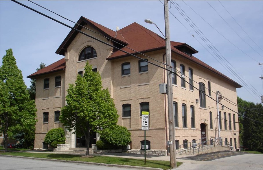 Primary Photo Of 724 Elm St, West Bend Office For Lease